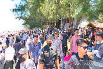 Pantai Ujung Pandaran langsung diserbu ribuan wisatawan