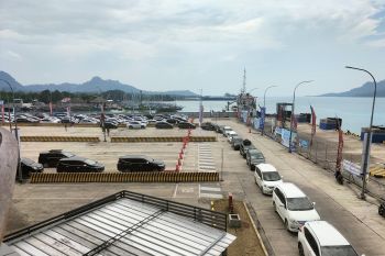 Ratusan kendaraan padati dermaga eksekutif Bakauheni