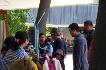 Jokowi beli produk UMKM lokal di Gua Batu Cermin