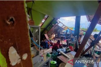 Dua tongkang hantam puluhan rumah di Kalsel