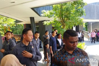 Jokowi jalan bersama Jan Ethes di Labuan Bajo