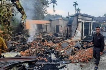 Rumah warga di Bangkinang Kota terbakar, sebuah motor kuno ikut hangus