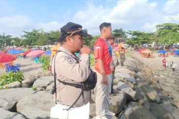 Libur Lebaran, warga Riau hanyut saat berenang di Pantai Padang