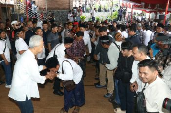 Ganjar salami ribuan orang saat gelar griya di Tawangmangu