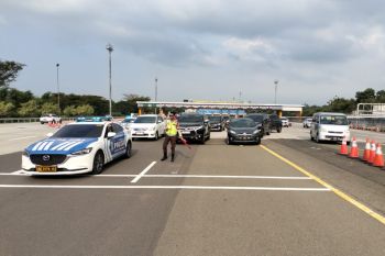Petugas terapkan buka-tutup arah berlawanan di Tol Jakarta-Cikampek