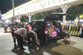 Polisi bantu kendaraan pemudik saat mogok di area Pelabuhan Bakauheni