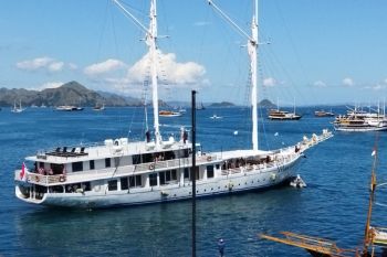 Jokowi gendong cucu naiki pinisi di Labuan Bajo