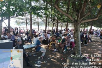 Pengunjung objek wisata pantai Pasaman Barat hampir 20 ribu orang