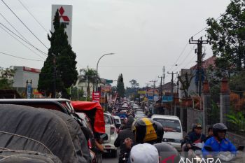 Lalu lintas jalur wisata Ciwidey Bandung kerap terhambat pasar dan SPBU