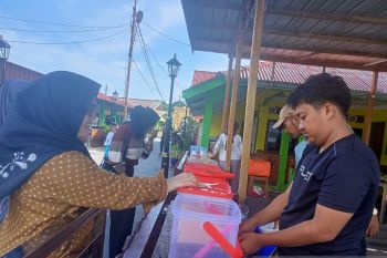 Wisatawan lokal dan Malaysia berburu air dohot di Pulau Penyengat
