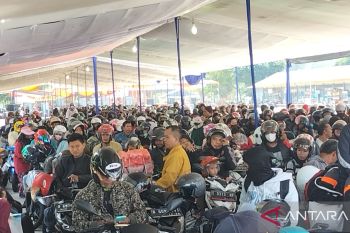 Ribuan kendaraan roda dua padati Pelabuhan Bakauheni pada H+3