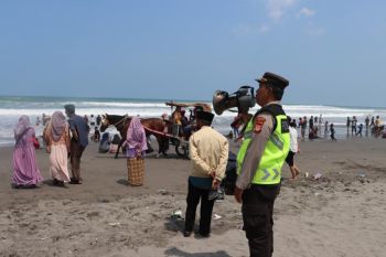 Wisatawan pantai Bantul diimbau tak mandi cegah kecelakaan laut