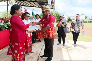 Pemkab Biak Numfor salurkan hibah dua organisasi perempuan Rp500 juta
