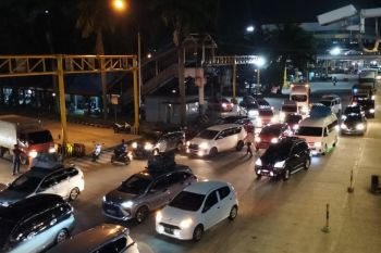 Kendaraan padati Pelabuhan Bakauheni malam hari