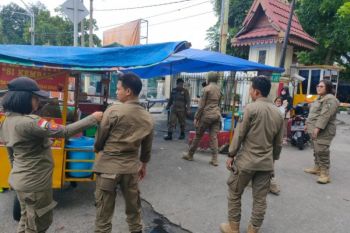 Satpol PP Pekanbaru tertibkan PKL di jalan protokol