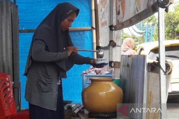 Pemudik terpikat si dawet hitam