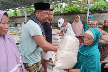 147.222 warga di Lombok Timur menerima bantuan beras