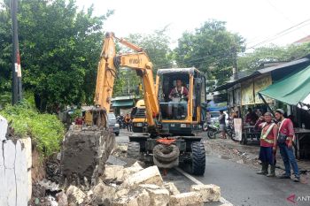 Lapisan tanggul sungai di Kembang Kuning ambrol akibat hujan deras
