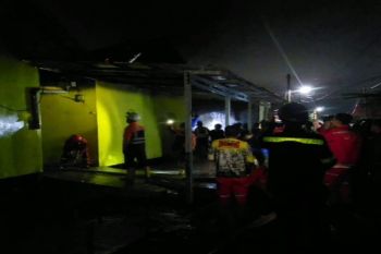Kebakaran hanguskan barak empat pintu di Kapuas