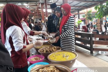 Wisatawan berebut "ketupat cokelat" di Blitar