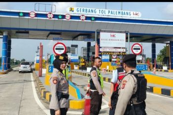 Personel Samapta Polda Sumsel beri informasi cuaca bagi pemudik di tol