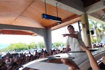 Pendukung meneriaki Prabowo "Presiden" saat tiba di Sumbar