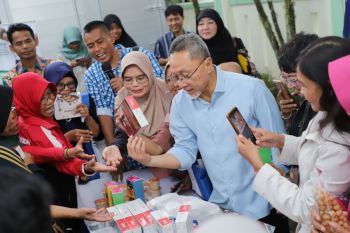 Mendag membagikan 1.000 paket bahan pokok murah di Sleman