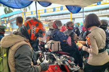 Aktivitas pergerakan pemilir di Pelabuhan Bakauheni ramai pada H+6