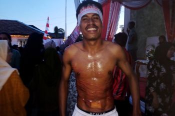 Pemain Barito Putera ikut atraksi pukul manyapu di Mamala  Maluku