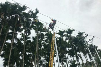 Petugas PLN tinggalkan keluarga demi pemudik dan jaga kelistrikan