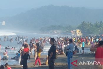 Wow para wisatawan masih padati objek wisata pantai selatan Sukabumi Jawa Barat