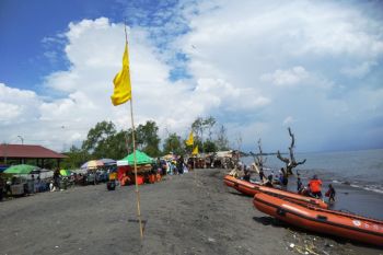 Lebaran topat di Mataram, bendera peringatan di pantai dipasang