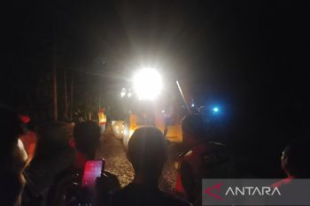 Balai jalan kerahkan alat berat tangani longsor jalan Sumbar-Riau