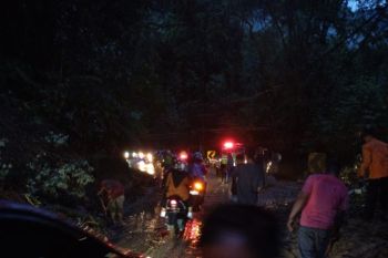 Longsor seret satu unit mobil, jalan Sumbar-Riau masih buka tutup