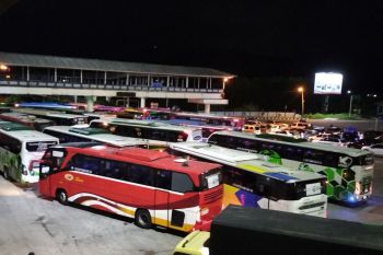 Aktivitas penumpang di Pelabuhan Bakauheni ramai-lancar pada H+7 malam
