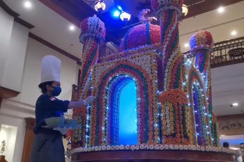 Miniatur masjid unik berbahan kerupuk