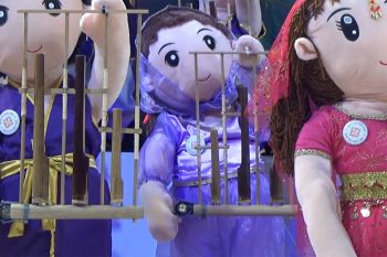 Ada boneka main angklung di Kota Hujan