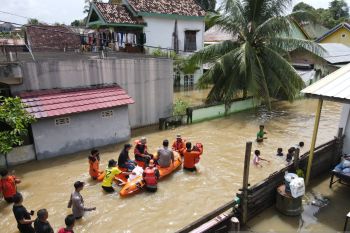 Dinkes OKU Sumsel buka posko pelayanan kesehatan untuk korban banjir
