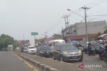 Jalan arteri Karawang padat pada arus milir gelombang kedua