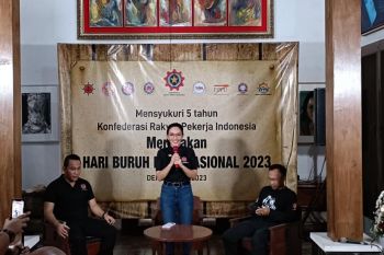 Rumah Ketua KRPI Rieke dibanjiri karangan bunga