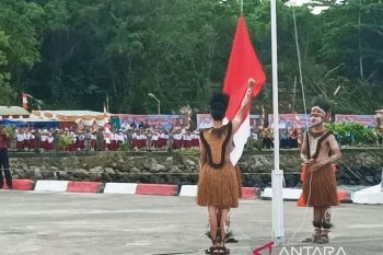 Siswa di Biak Numfor gunakan pakaian adat Nusantara peringati Hardiknas