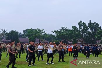 Usai libur lebaran, TNI-Polri olahraga bersama