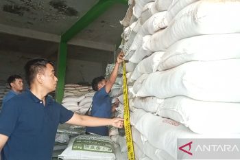 Ditreskrimsus Polda Sumbar amankan 147 ton pupuk diduga palsu di Pasaman Barat (Video)