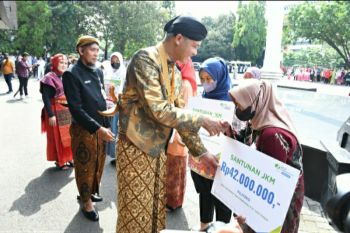 Hardiknas, Gubernur dan BPJAMSOSTEK serahkan santunan ke ahli waris guru