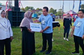 Lima ahli waris pekerja terima santunan BPJAMSOSTEK pada Hari Buruh 2023