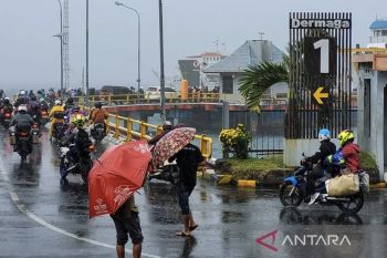 Minggu, hujan diprakirakan turun di sejumlah kota besar di Indonesia