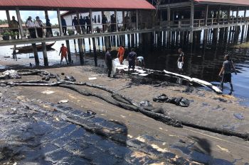 Polda Kepri duga limbah minyak hitam di Batam berasal dari kapal terbakar di Malaysia