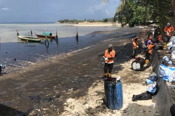 DPRD Kepri minta APH telusuri asal limbah minyak hitam di Perairan Batam