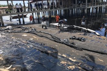 Limbah minyak di perairan Batam diduga dari kapal terbakar di Perairan Malaysia