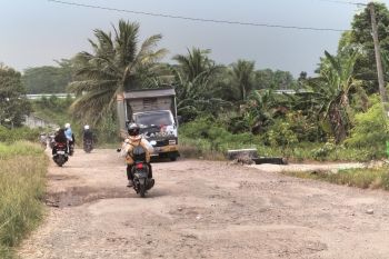Jalan penghubung antarkecamatan di Lampung Selatan rusak parah